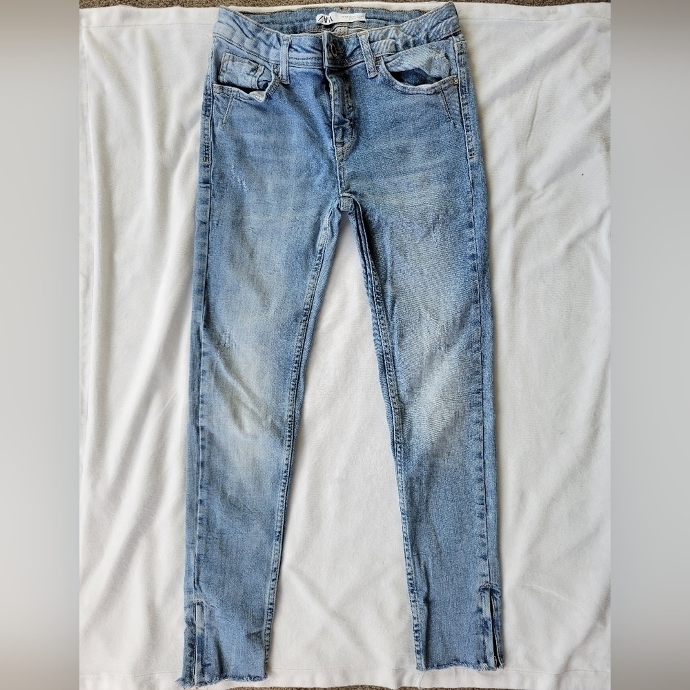 Zara light wash raw hem zipper ankle distressed skinny jeans 2 - Picture 3 of 14
